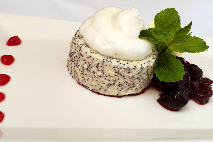 Mohn Panna Cotta, mit schwarzen Kirschen und Holunderblüten-Espuma - Lapin