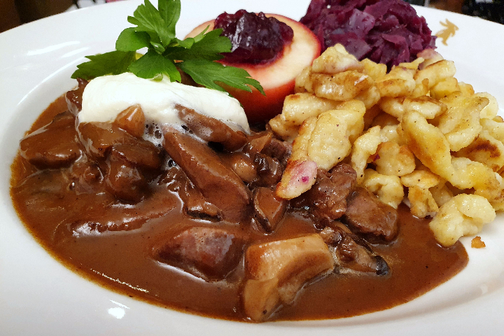Zartes Wildgeschnetzeltes, an feiner Waldpilzrahmsauce, mit ahsugemachten Eierspätzli, braisiertem Rotkruat, fein glaiserte Marroni, Rosenkohl und Preiselbeerapfel - Lapin