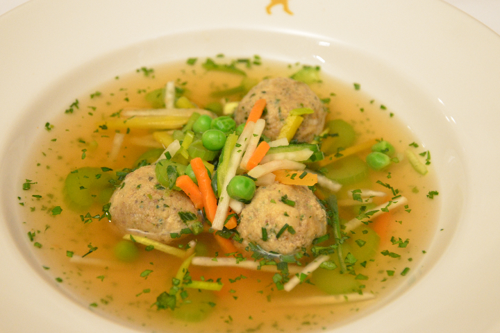 Leberknödelsuppe mit Gemüsestreifen - Lapin