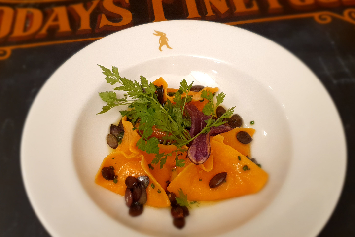 Hausgemachte Kürbis-Mascarpone-Ravioli (Degustationsportion) - Lapin