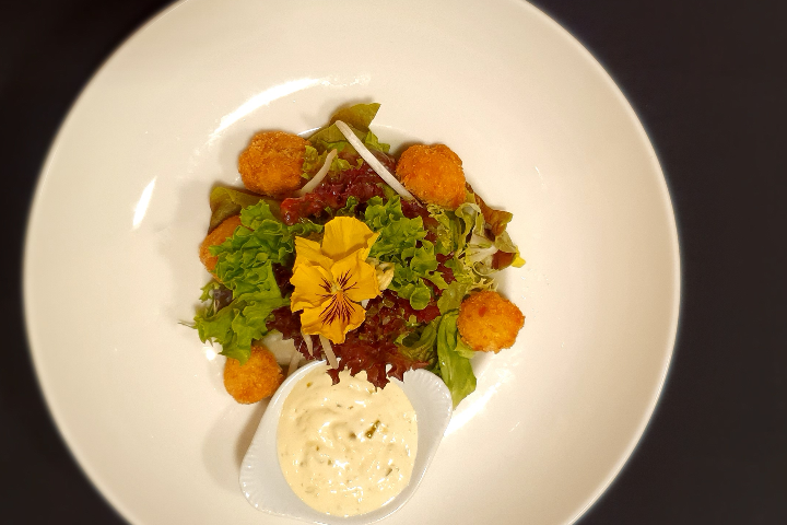 Bunter Salatteller "Lapin" mit Kalbshuftstreifen und Kräuterbutter - Lapin