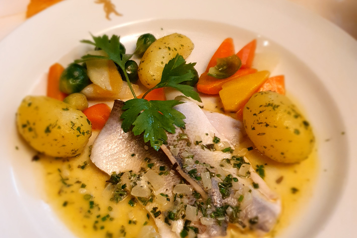 Pochiertes Felchenfilet vom Zugersee nach Hausart - Lapin
