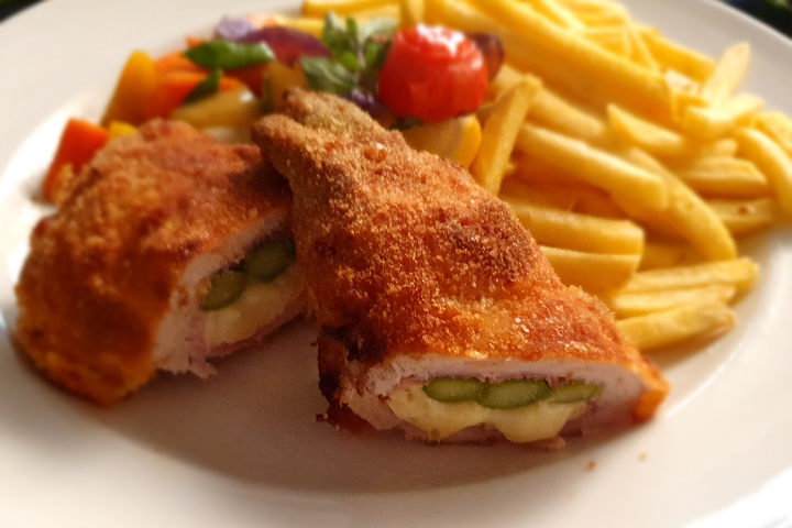 Cordon-Bleu Spezial (Schw.) gefüllt mit Spargel, Rohschinken und Camembert - Lapin