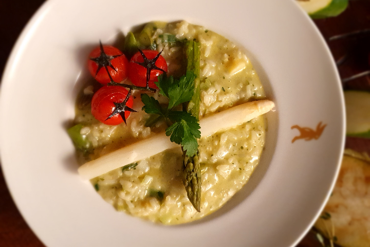 Cremiger Frühlingsrisotto mit Spargelstückli (Vorspeisenportion) - Lapin