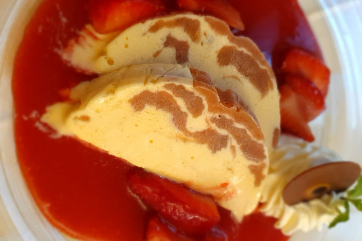 Rhabarberparfaitglacé mit Erdbeersauce - Lapin