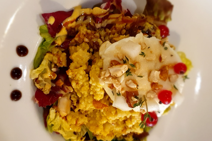 Vorspeisenportion Gratinierter Ziegenkäse auf Couscous Salat - Lapin