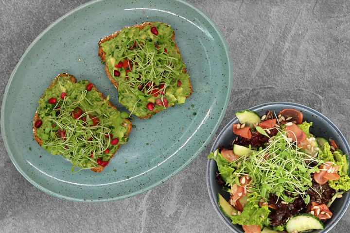 SMASHED AVOCADO-KALE TOAST & SIDE SALAD - Beetnut