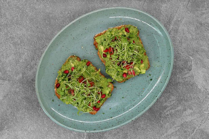SMASHED AVOCADO-KALE TOAST - Beetnut
