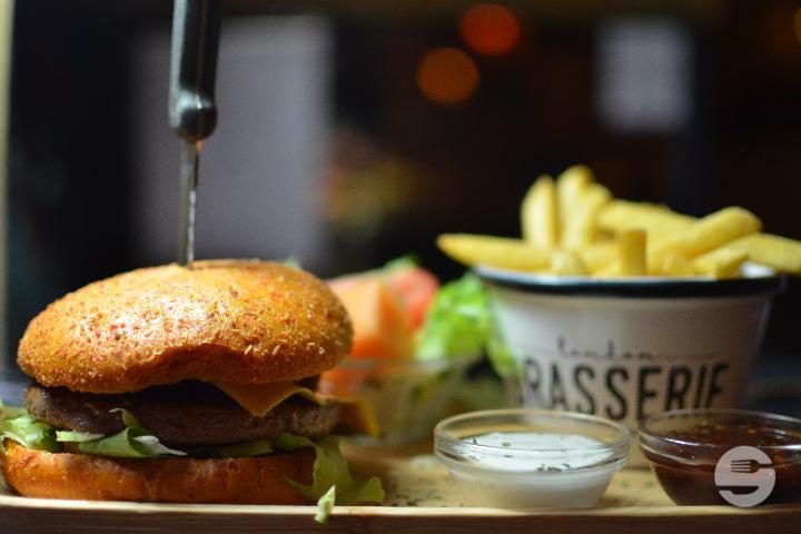 The Spicy Red Burger - Bleu Café