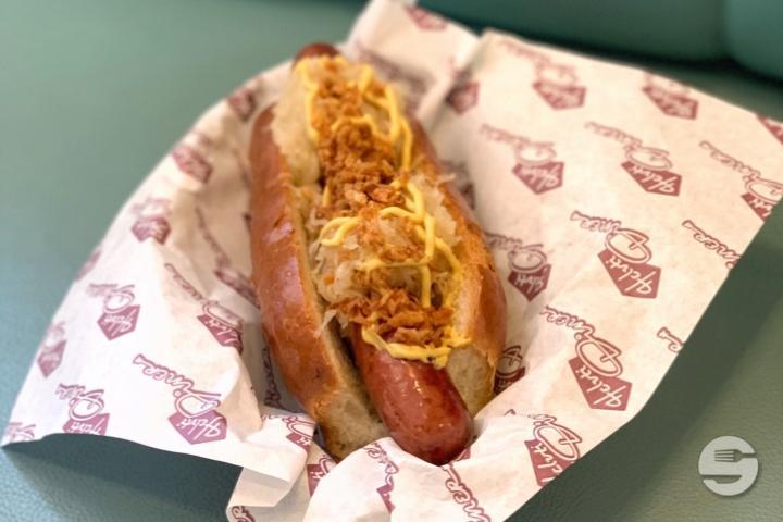 NYC Classic Hot Dog - Helvti Diner Bellevue