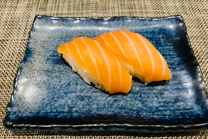 28. Nigiri saumon - Maru Sushi
