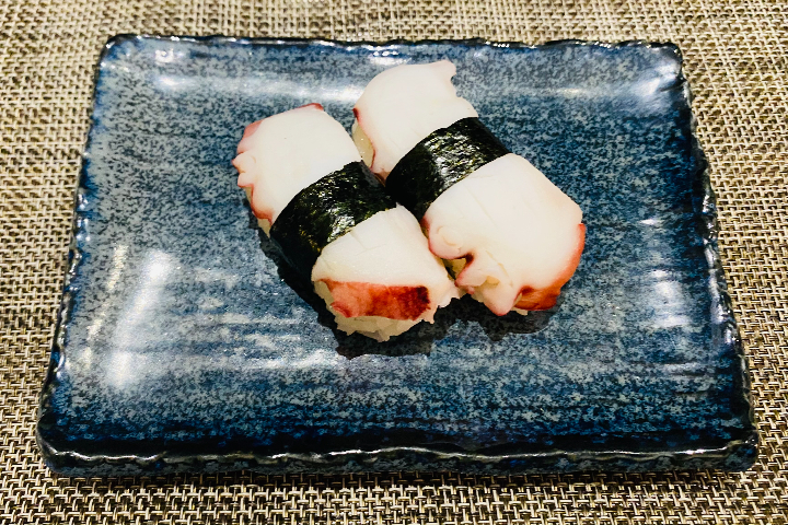 31. Nigiri poulpe - Maru Sushi