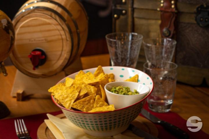 Hausgemachte Tortilla Chips mit Guacamole - Sir Andrew's Restaurant