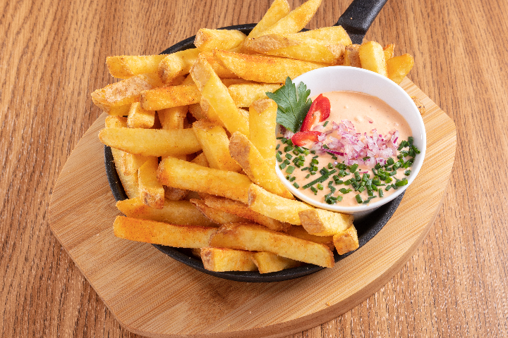 Hausgemachte Pommes mit pikanter Honig Sauerrahm - Sir Andrew's Restaurant