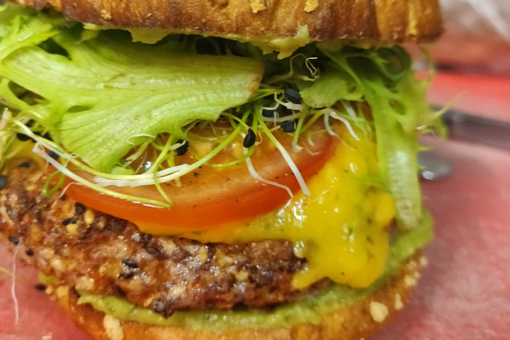 Hausgemachter Fake News Burger (Vegi) - Sir Andrew's Restaurant