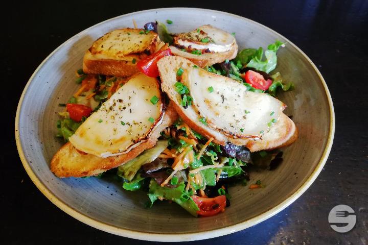 Salade de chèvre tiède - Bruxelles Café