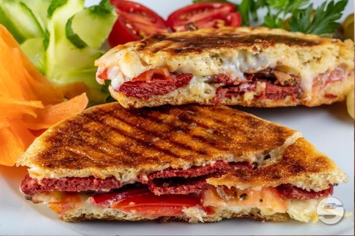 Toast mit Salami, Käse, Ketchup, Mayonnaise - Implex Pizza Grill Bar
