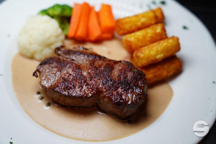 Beef entrecôte with pepper sauce - La Pergola
