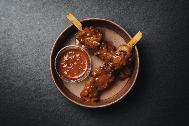 Brochettes de poulet, sauce satay - Mama Thaï