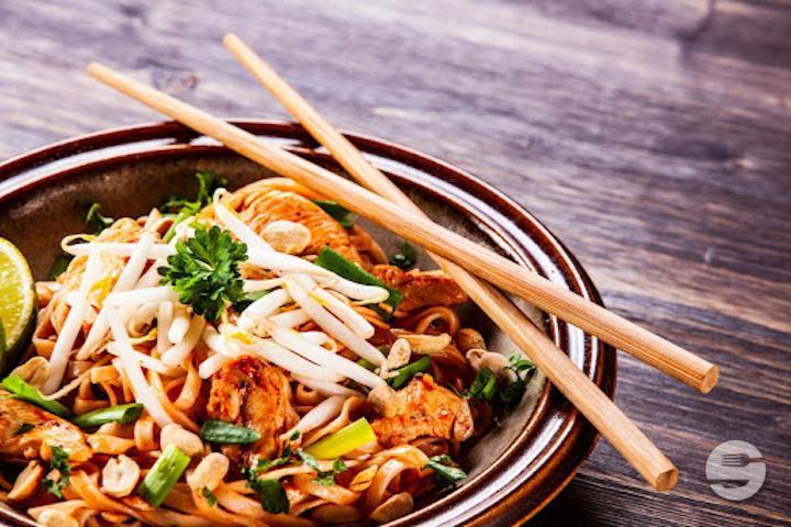 Nouilles de Riz Sauté au Poulet 🍜🍗 - Pad Thaï