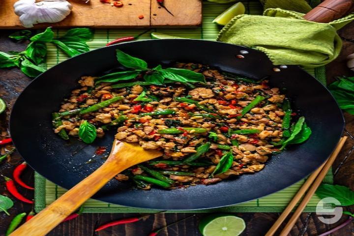 Poulet Sauté au Basilic 🍗🌱 - Pad Thaï