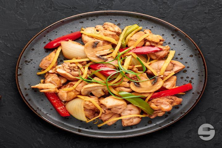 Poulet Sauté au Gingembre 🍗💛 - Pad Thaï