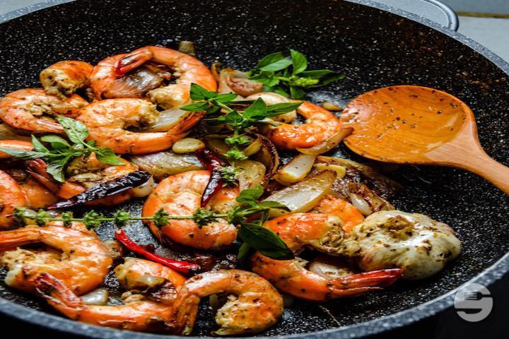Crevettes Sautées au Basilic 🍤🌱 - Pad Thaï