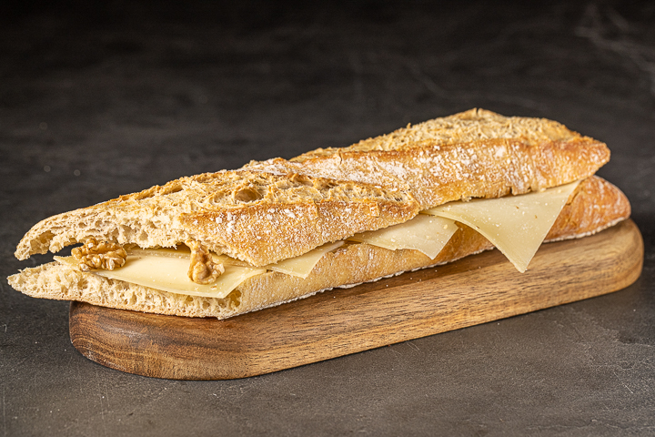 Baguette four à pierre au gruyère, noix et noix de muscade - Migros Yummy Take Away Métropole