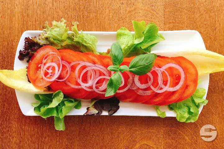 Tomato salad with onions - Restaurant Zur Sonne