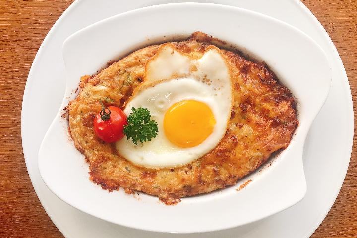 Swiss Army cheese slices with a fried egg - Restaurant Zur Sonne
