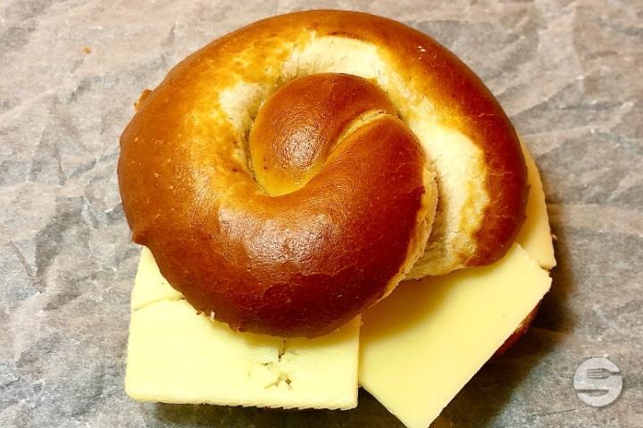 Butterbrezel Käse - BackWERK Winterthur