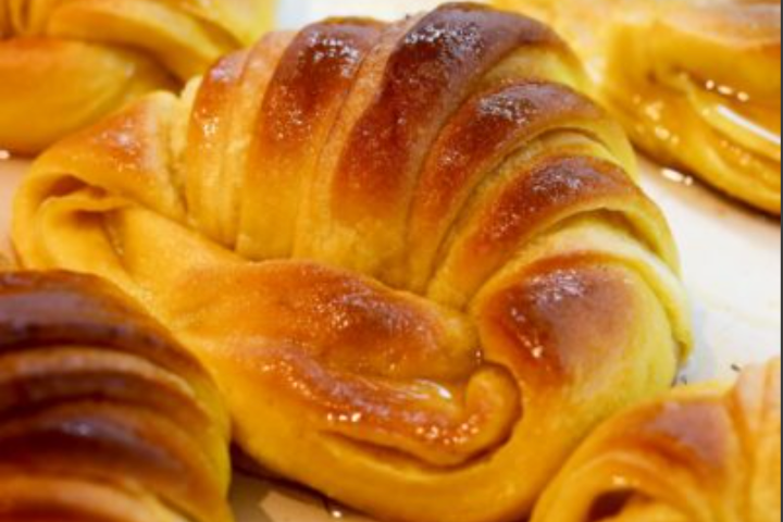 Croissant Brioche mit scharfer Salami - Pastel de Nata Shopville