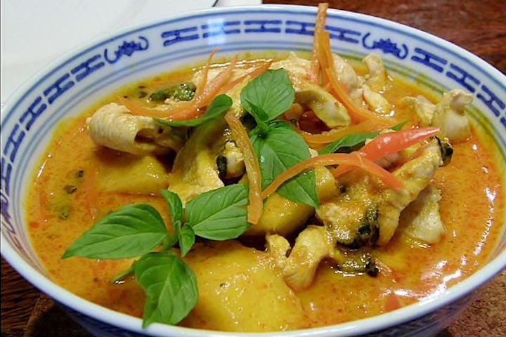 Gäng Kua Sapparot mit Reis - Krung Thai Restaurant
