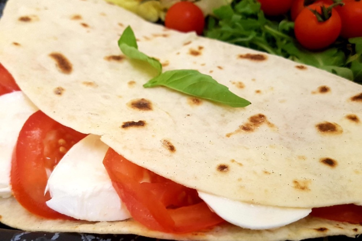 Piadina Caprese - Bischero