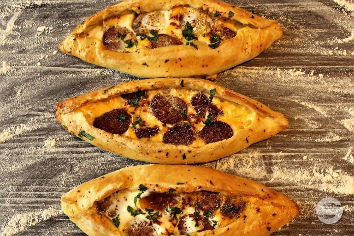 Pide Sucuk - La Casa de la Pizza