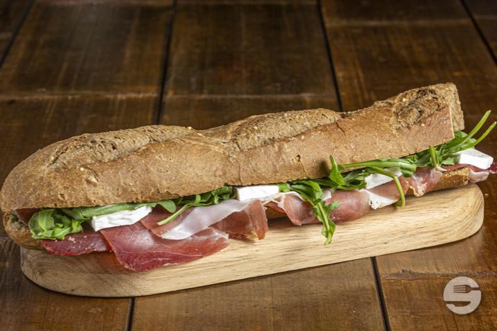 Sandwich Chaud Premium Jambon Cru et Fromage de Chèvre - Migros Take Away Montreux