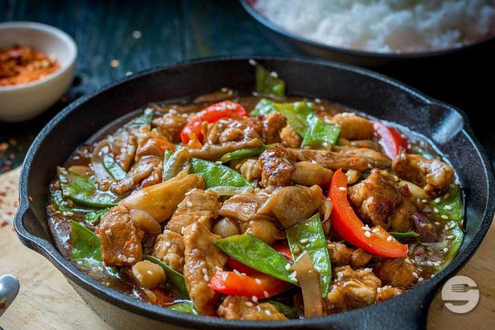 241. Stir-Fried Beef with Onions - Le Lotus