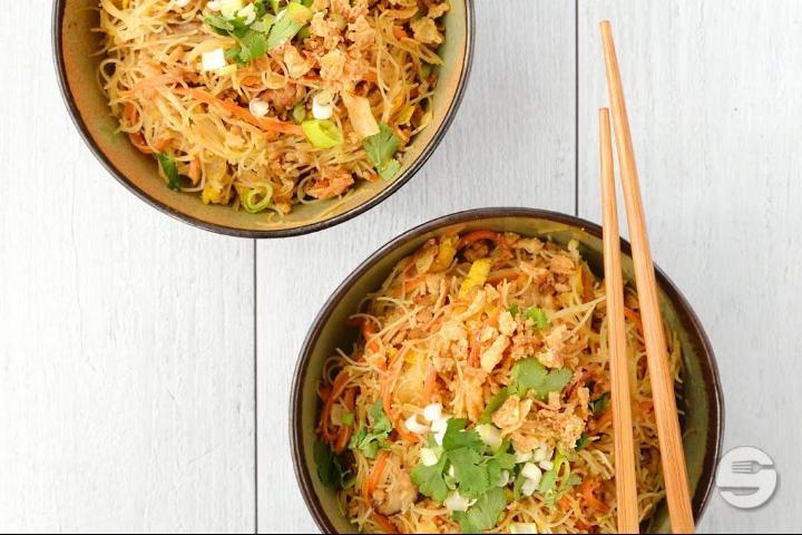 284. Rice Vermicelli Stir-fried with Shrimps and Curry - Le Lotus