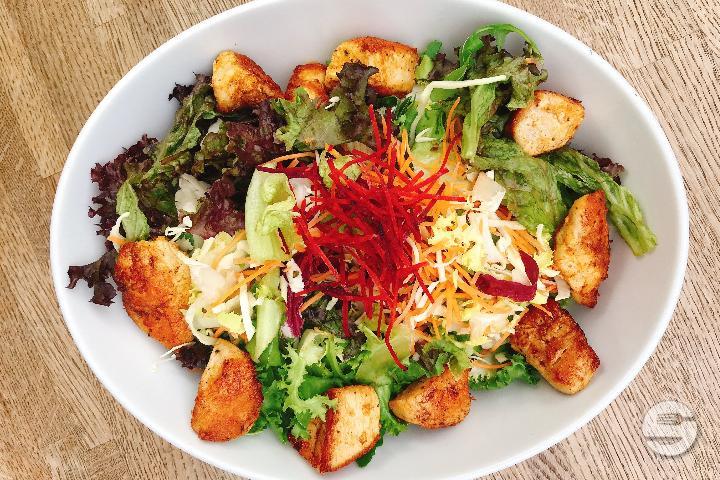 Salad with roasted swiss chicken breast cubes - Brauhaus