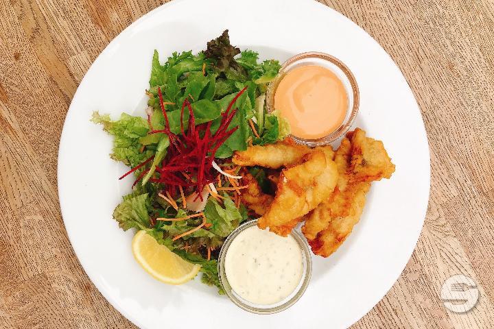 Salad with perch fillets in Adebar Amber beer batter - Brauhaus