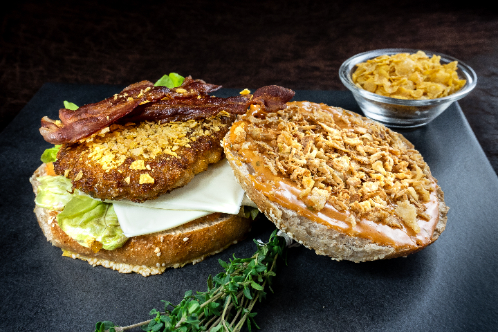 Corn Flakes Crispy Chicken Cheese Bacon Fried Oignons Burger - Fast Mood by L'Embouchure Food Lab