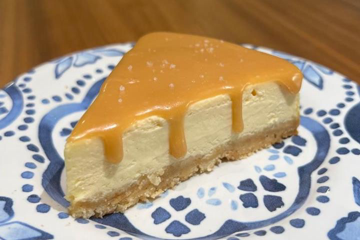 CHEESECAKE CARAMEL BEURRE SALÉ - TRANCHE - Tupi Healthy Bakery