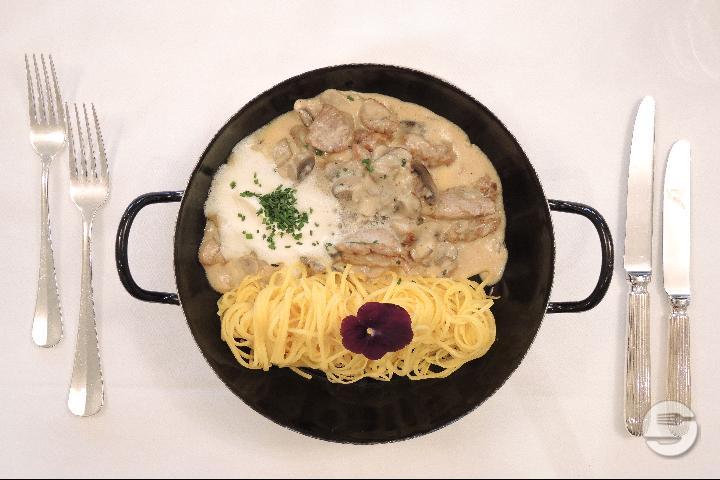 Züri-Gschnätzlets from calf fillet - Café Gourmet - Schweizerhof