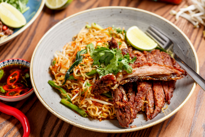 Pad Ramen Gab Ped (scharf) - Cha Cha Thai