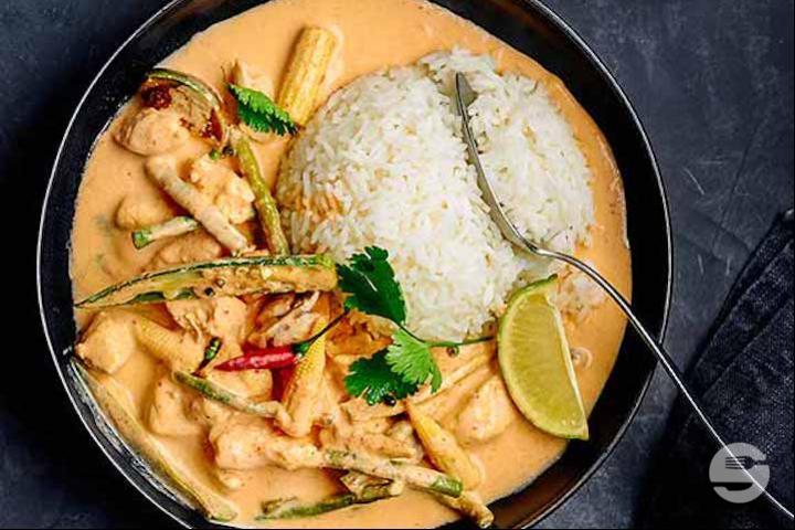 Émincé de poulet au curry - NST Bangladeshi Food