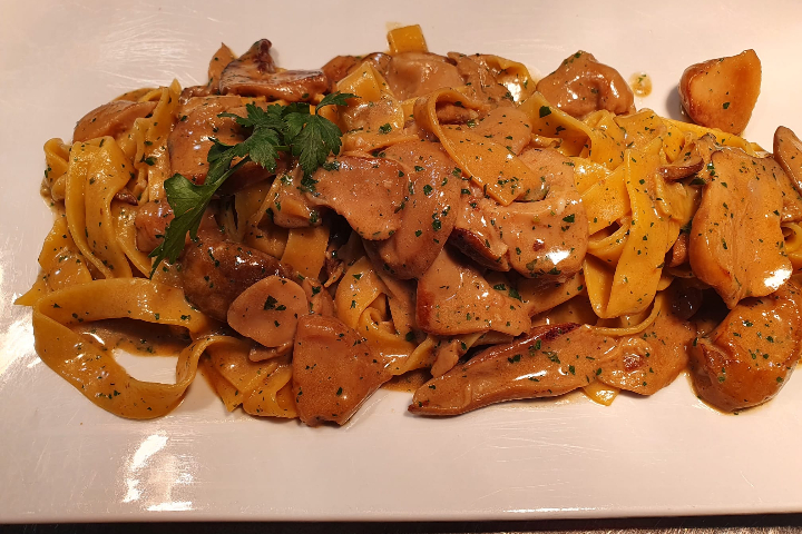 Hausgemacht Nudeln mit Steinpilzen - Ristorante Bellavista