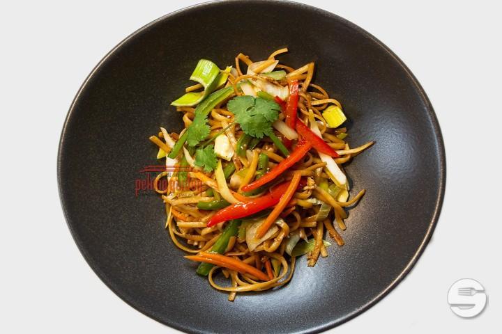 Gebratene Nudeln mit frischem Gemüse (vegetarisch) - Peking Garden