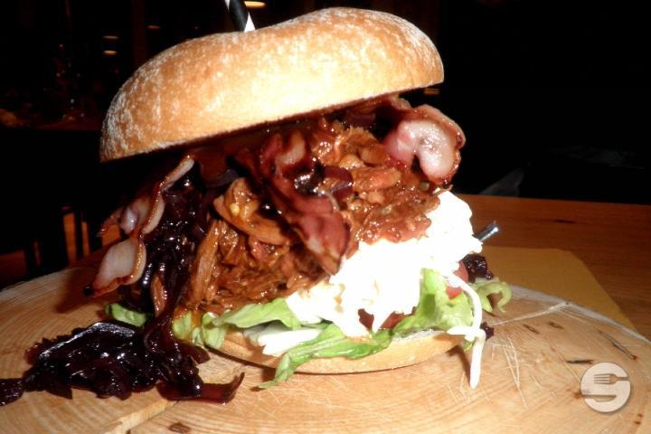 Hausgemachter Pulled Beef Burger aus Simmentaler Rind - Restaurant Maygut-Pizzalpina