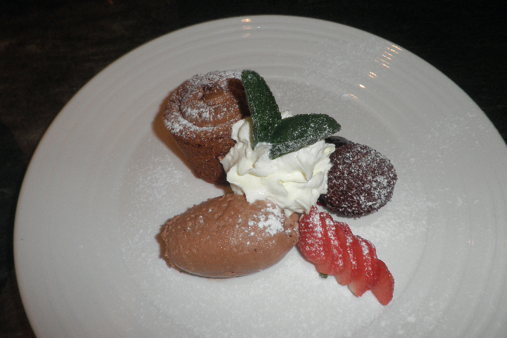 Hausgemachter Zitronen-Nidelkuchen mit Rahm - Restaurant Maygut-Pizzalpina