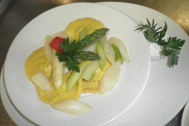 Hausgemachte Spargelravioli - Restaurant Maygut-Pizzalpina